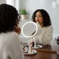 LED Işıklı Yuvarlak Makyaj Aynası – Dokunmatik Ayarlanabilir Işık Tonlu, 360° Döner Masaüstü Profesyonel Makyaj ve Cilt Bakım Aynası