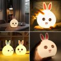 5 Farklı Renk Modlu Tavşan Figürlü Pofuduk LED Gece Lambası–Yumuşak Dokulu Çocuk Odası ve Dekoratif Şarjlı Ortam Işığı