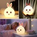 5 Farklı Renk Modlu Tavşan Figürlü Pofuduk LED Gece Lambası–Yumuşak Dokulu Çocuk Odası ve Dekoratif Şarjlı Ortam Işığı
