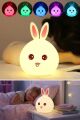 5 Farklı Renk Modlu Tavşan Figürlü Pofuduk LED Gece Lambası–Yumuşak Dokulu Çocuk Odası ve Dekoratif Şarjlı Ortam Işığı
