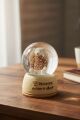Pilli Işıklı Müzikli Kar Küresi–Sevimli Ayıcık Figürlü Eğlenceli Masaüstü Biblo, LED Aydınlatmalı Dekoratif Hediyelik Kar Küresi