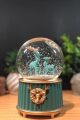 Pilli Işıklı Müzikli Kar Küresi–İki Geyikli Yeşil Figürlü Eğlenceli Masaüstü Biblo, LED Aydınlatmalı Dekoratif Hediyelik Kar Küresi
