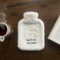 Hello Everyone Yazılı Kurdeleli Beyaz Peluş Sıcak Su Torbası 1 Lt – Yumuşak Kılıf, Uzun Süre Sıcak Tutan Termal Su Torbası