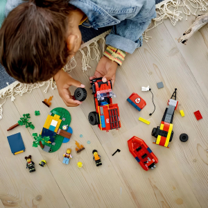 LEGO 4x4 Kurtarma Botlu İtfaiye Kamyonu