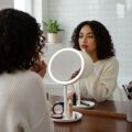 Yumurcak Shop® LED Işıklı Yuvarlak Makyaj Aynası – Dokunmatik Ayarlanabilir Işık Tonlu, 360° Döner Masaüstü Profesyonel Makyaj ve Cilt Bakım Aynası