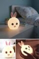 5 Farklı Renk Modlu Tavşan Figürlü Pofuduk LED Gece Lambası–Yumuşak Dokulu Çocuk Odası ve Dekoratif Şarjlı Ortam Işığı