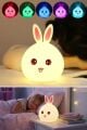 5 Farklı Renk Modlu Tavşan Figürlü Pofuduk LED Gece Lambası–Yumuşak Dokulu Çocuk Odası ve Dekoratif Şarjlı Ortam Işığı