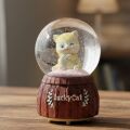 Pilli Işıklı Müzikli Kar Küresi–Şanslı Kedi Figürlü Eğlenceli Masaüstü Biblo, LED Aydınlatmalı Dekoratif Hediyelik Kar Küresi
