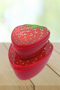 2\'li İç İçe Geçebilen Çilek Model Saklama ve Beslenme Kabı Seti (550 ml + 250 ml)