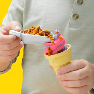 Hasbro Play-Doh Gökkuşağı Girdaplı Dondurma Oyun Seti G0028